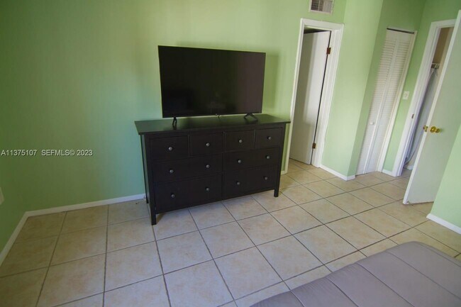 Building Photo - 753 Michigan Ave