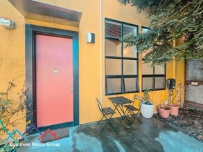 Building Photo - 1 Bed 1.5 Bath Loft in Desired Emeryville/Oakland Neighborhood
