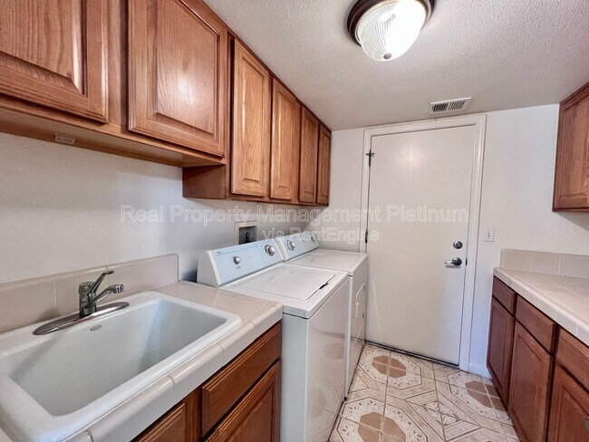 Building Photo - 5460 W Ashcroft Ave