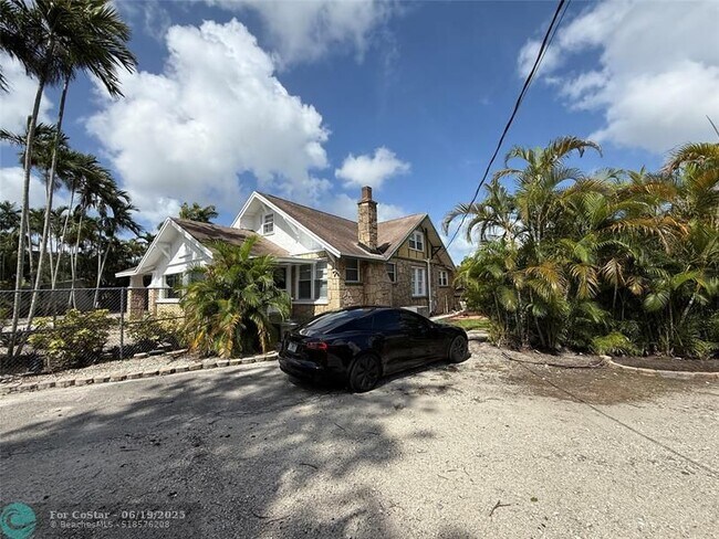 Building Photo - 5025 SW 64th Ave