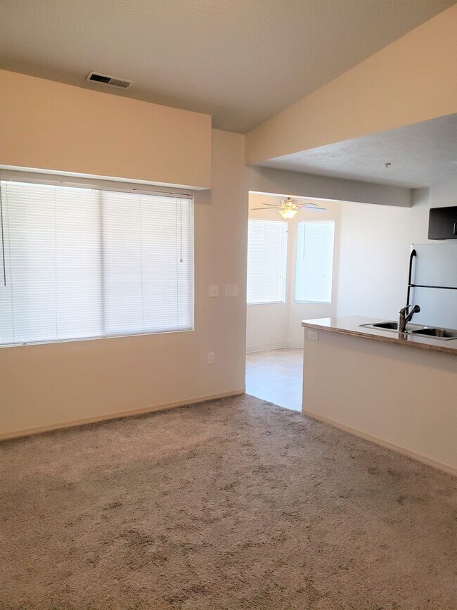 Building Photo - 1001 W Broadway Ave