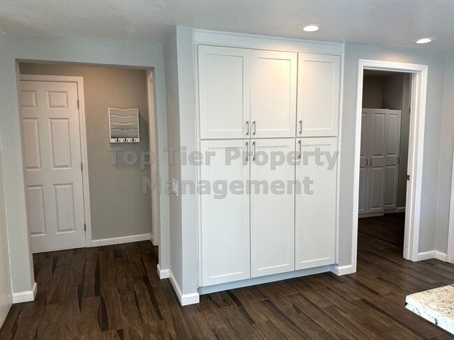 Building Photo - Beautiful and spacious 4 Bed/ 2.5 Bath/ 2,...