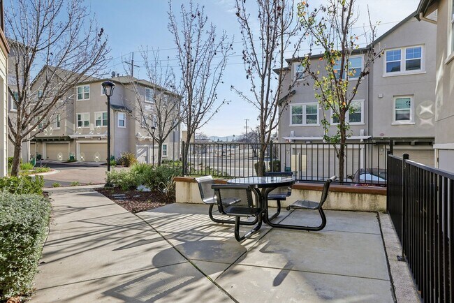 Building Photo - Beautiful Corner-Unit Townhome Near Downtown – 4 Bed | 3 baths