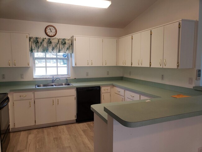 Building Photo - Lovely Pine Ridge Pool Home
