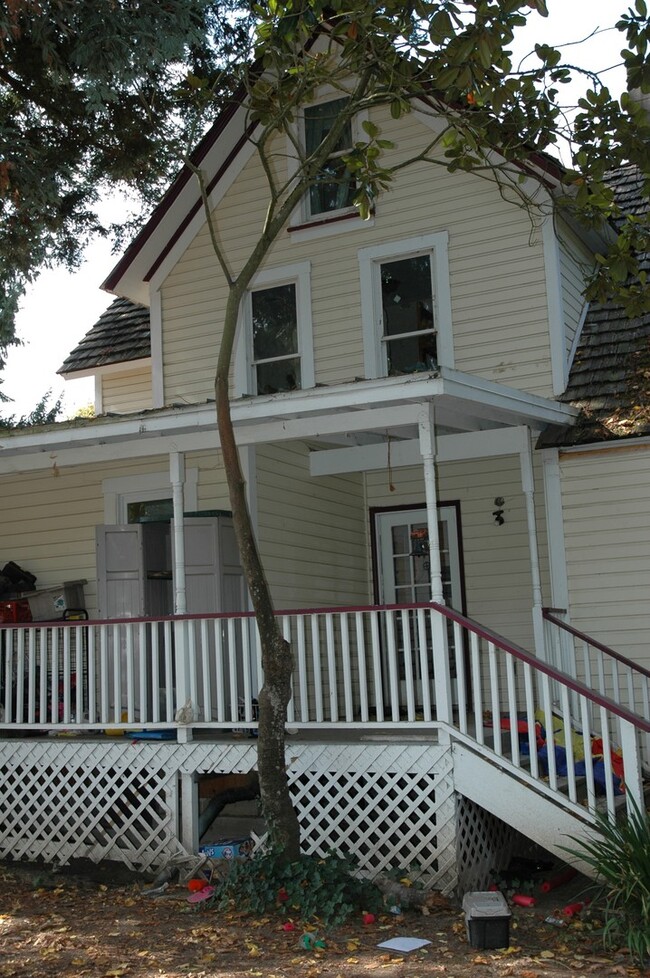 Building Photo - 6+ Bdrm Home Built 1895.  Close In.  With ...