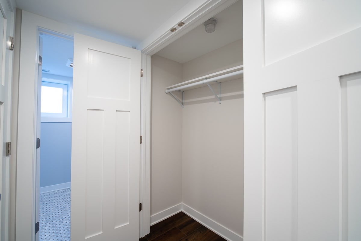 Building Photo - 1900 W Foster Ave