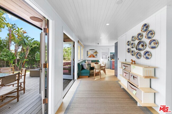 Building Photo - 7038 Dume Dr