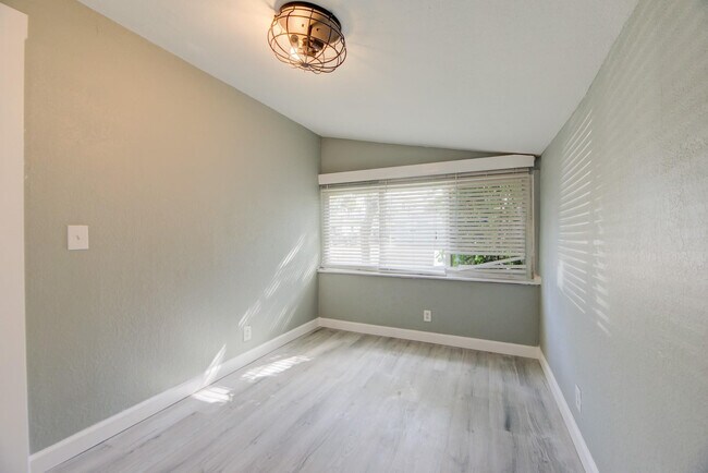 Building Photo - 1317 SW 31st St