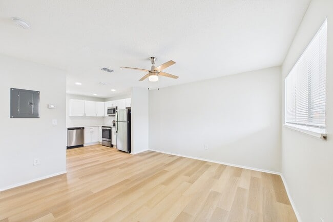 Building Photo - Iris Flats