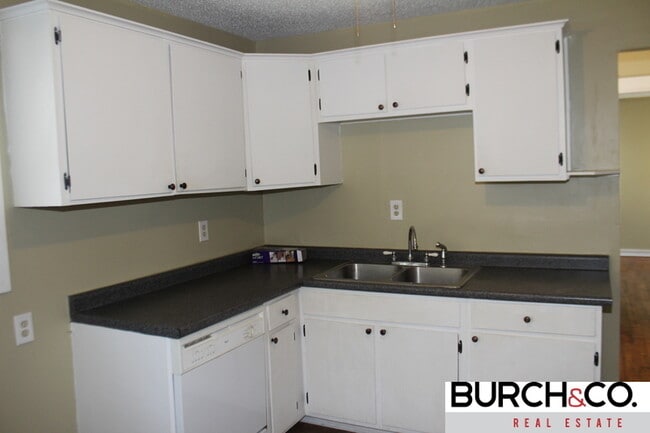 Building Photo - 2 Bedroom/ 1Bath Available