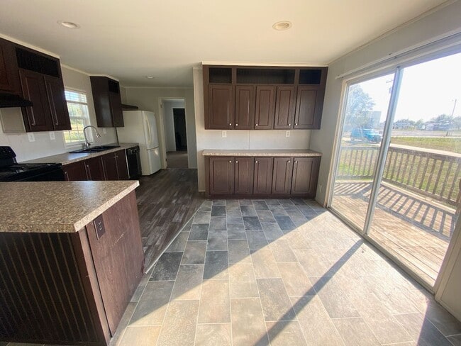 Building Photo - Spacious 3 Bedroom Mobile Home for Rent in...