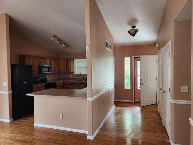 Building Photo - 3 Bedroom 2 full bathrooms in Brighton