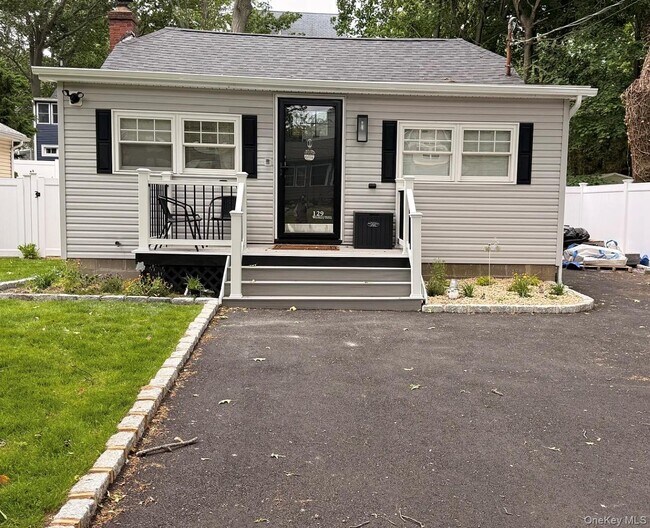 Building Photo - 129 Westbury Dr
