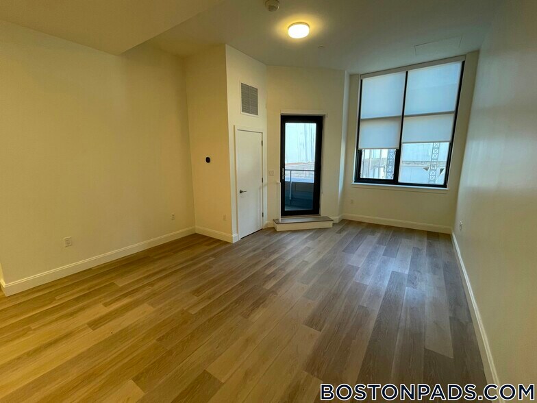 Building Photo - 1079 Commonwealth Ave