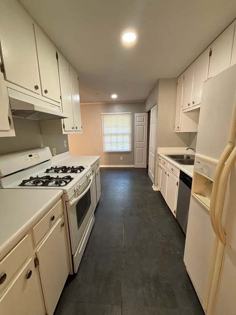 Building Photo - 320 Vanderbilt Dr