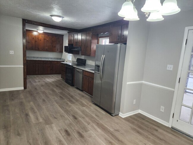 Building Photo - 3 Bedroom 2 Bath Brick Rancher in Mechanicsville!