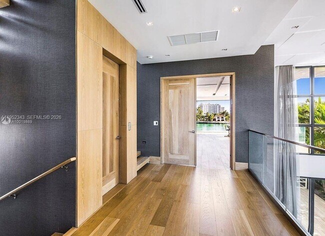 Building Photo - 321 E Dilido Dr