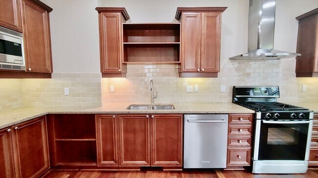 Building Photo - Luxury 3 Bedroom Townhome in Lake Oswego’s...