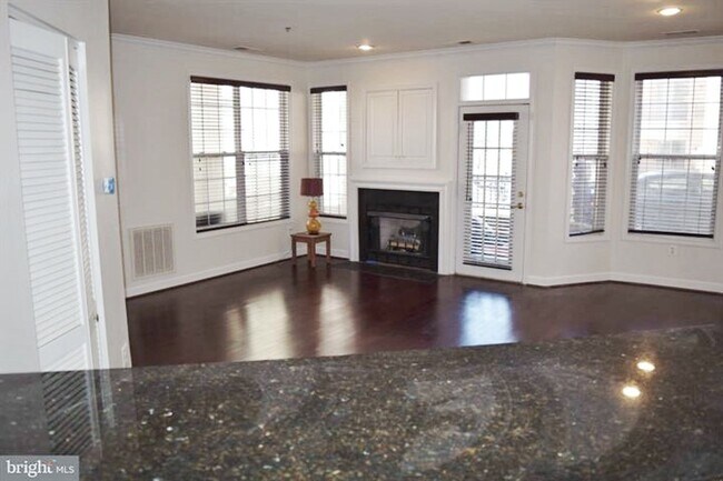 Building Photo - When luxury living, convenience and affordability converge the result is magical! Amazing location!