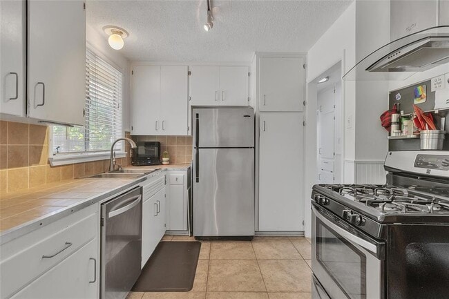Building Photo - 1302 Ludlow Terrace