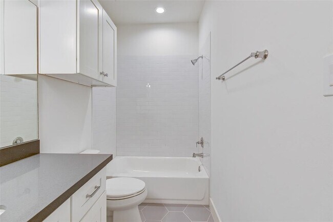 Building Photo - 2527 Judiway St