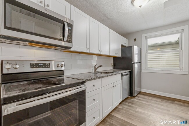 Building Photo - 3 New Hampshire Dr