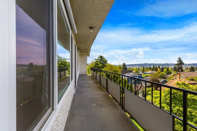 Building Photo - Charming 2BR/2BA Home with Private Balcony...