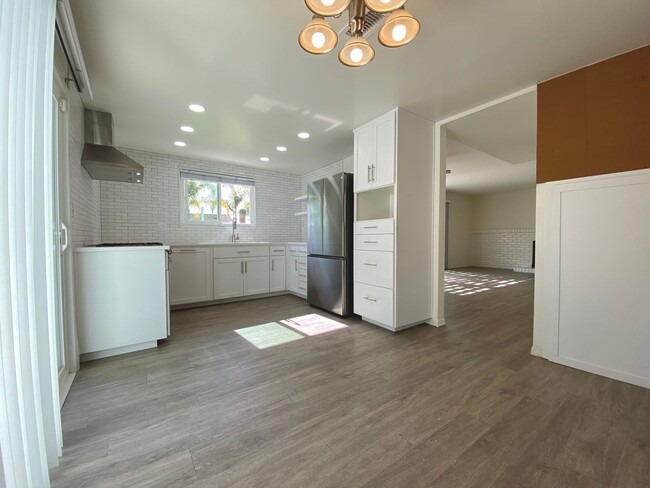 Building Photo - Modern Elegance in North Clairemont! Updat...