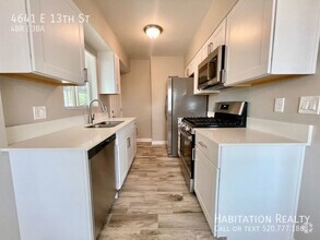 Building Photo - Beautifully Renovated 3/2 Home with 1/1 Gu...