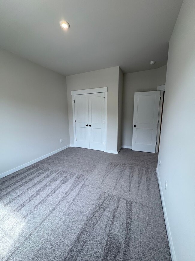 Building Photo - Beautiful End Unit Townhome in Griffith Lakes