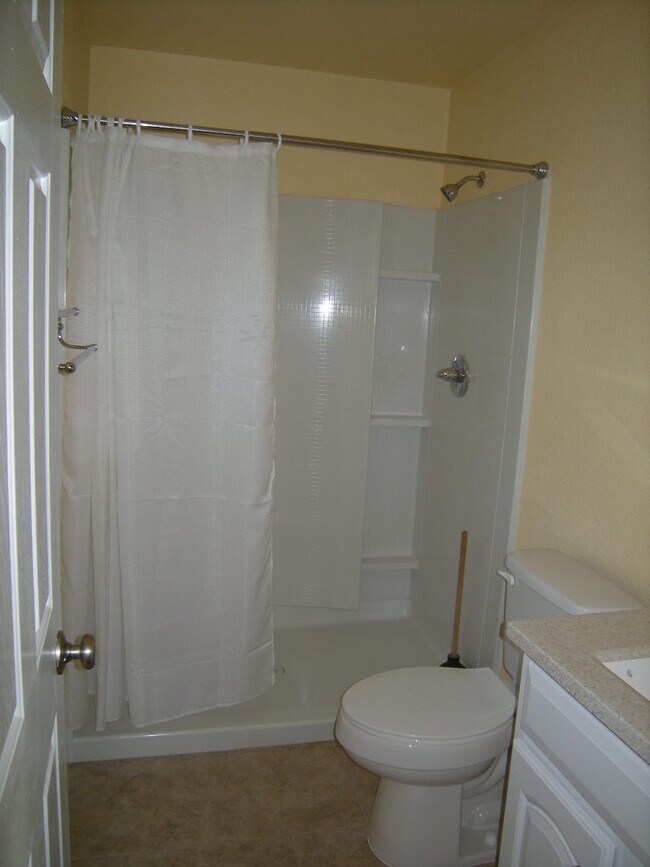 Building Photo - Walking distance to Cambridge Elementary S...