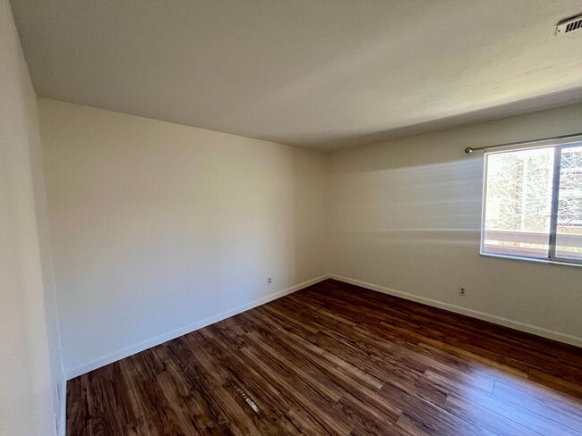 Building Photo - $500 Move in Special - 2nd Floor 1bed/1bath with Laundry and Parking!