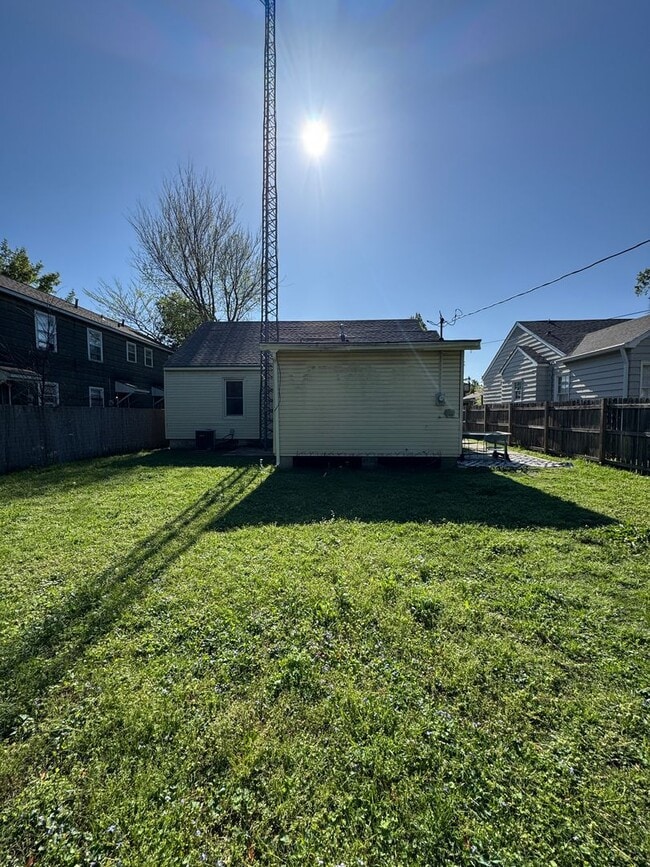 Building Photo - Historic 3 bedroom Home in downtown Clarks...