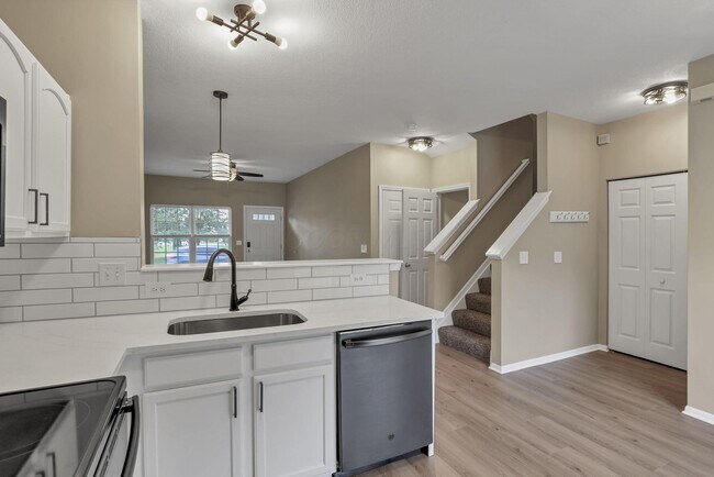 Building Photo - 1218 Green Dr