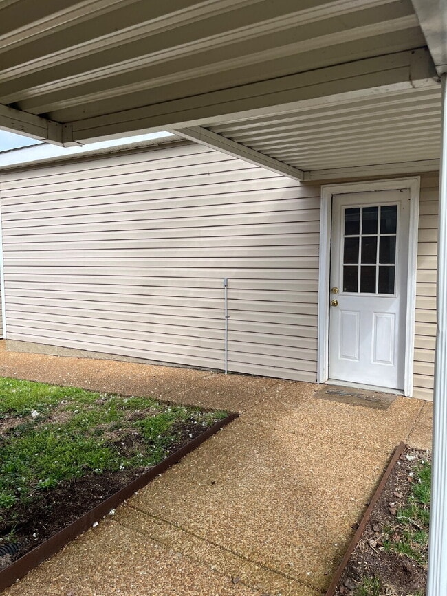 Building Photo - 135 Lake Chateau Dr