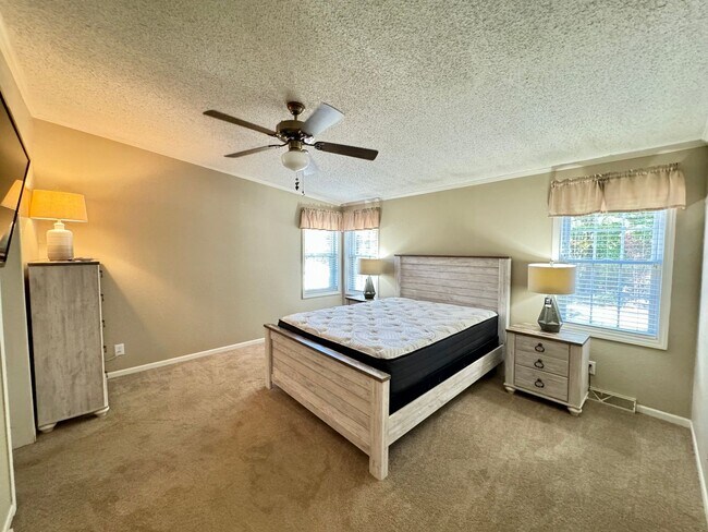 Building Photo - FULLY FURNISHED, ALL INCLUSIVE, LAKE ACCESS BEAUTY FOR RENT