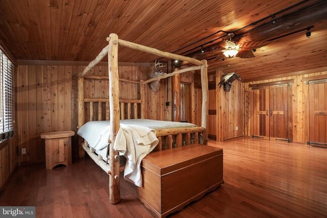 Building Photo - 371 Green Tree Dr