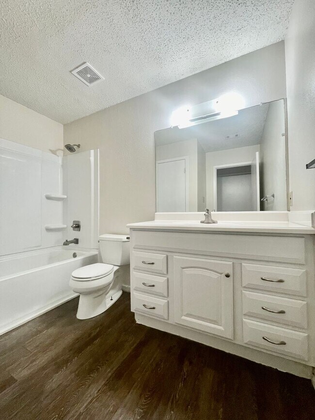 Building Photo - Spacious 2 Bedroom Apartment - Parking - N...