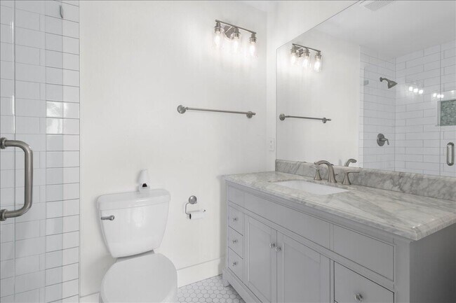 Building Photo - 841 NW Riverside Dr