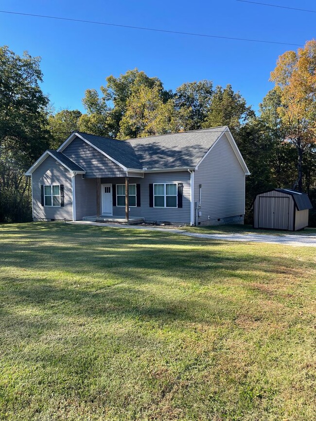 Building Photo - Home in the country!