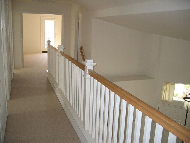 Building Photo - 4 Bedroom Home for Rent in Camarillo!