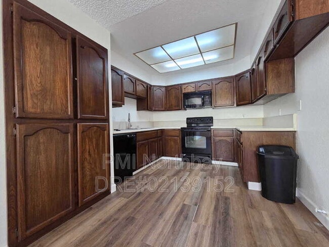 Building Photo - 1152 Hartford Pl