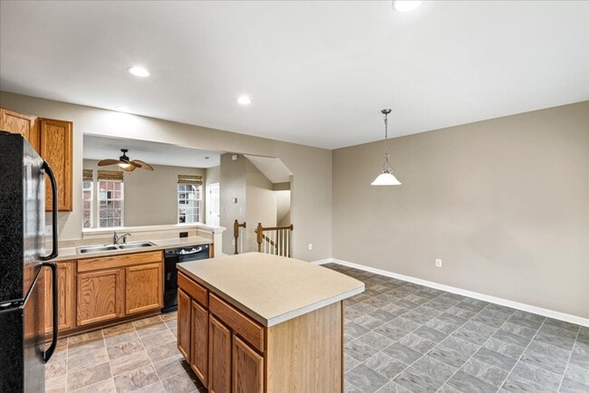 Building Photo - Charming 3-Level Townhome