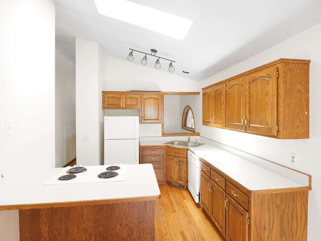 Building Photo - Available now 2-Bed Twin Home in Shoreview