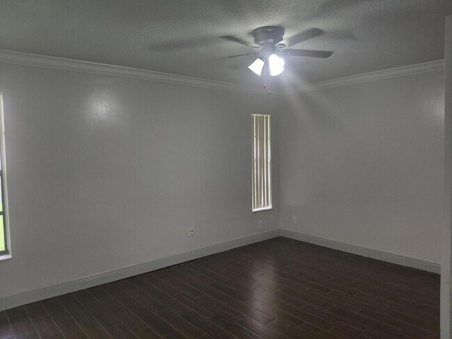 Building Photo - 1322 Pines Ln
