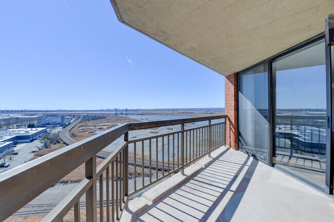 Building Photo - 1332 Harmon Cove Tower