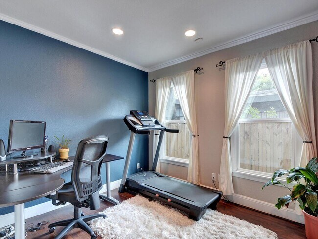 Building Photo - 610 W North Loop Blvd