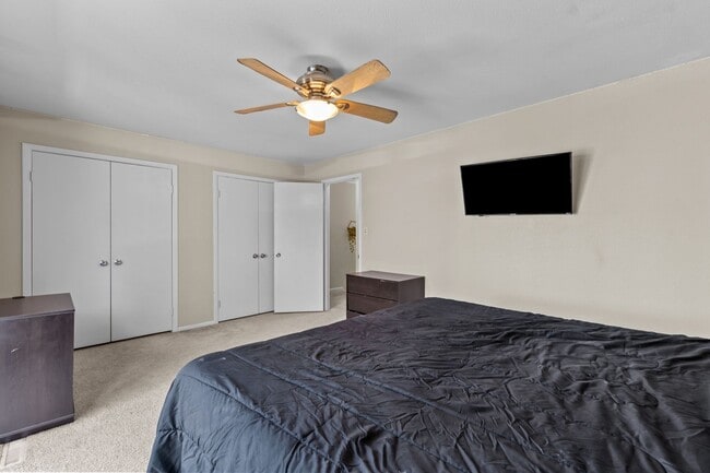 Building Photo - Bright & Cozy 2-Bedroom Townhouse with Solar Panels – Virginia Beach