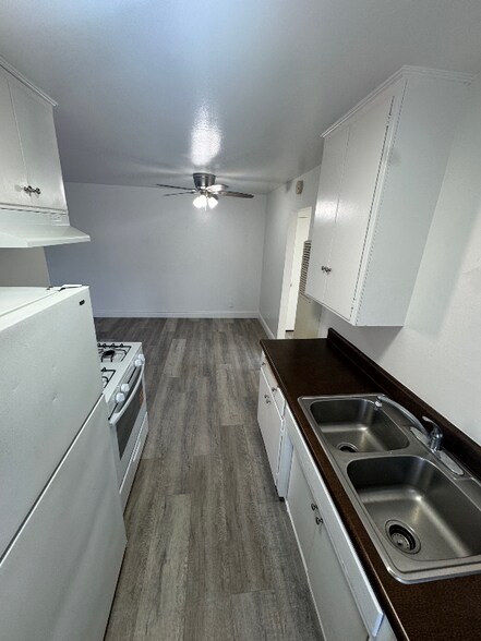 Building Photo - 1133 E Alosta Ave