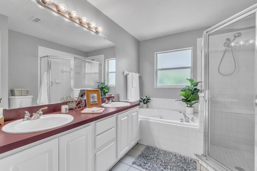 Building Photo - 4454 King Edward Dr